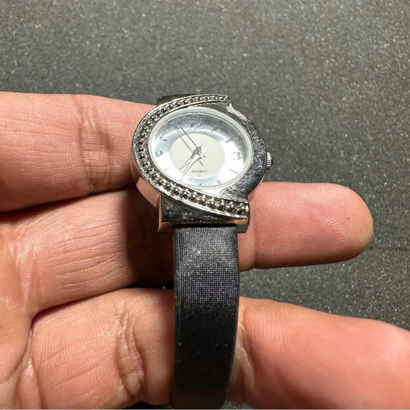 SLE Ladies Quartz Watch Silver Tone Silver Dial Black Band Working New Battery - Picture 4 of 9